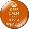 Chapa de Keep Calm: Keep Calm and kiss a Weasley