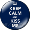 Chapa de Keep Calm: Keep Calm and kiss me