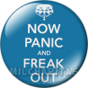 Chapa de Keep Calm: Keep Calm now panic and freak out