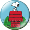 Chapa de Snoopy: Snoopy sentado en su caseta
