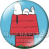 Chapa de Snoopy: Snoopy tumbado en su caseta